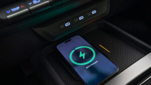 Kia Seltos - беспроводная зарядка телефона.