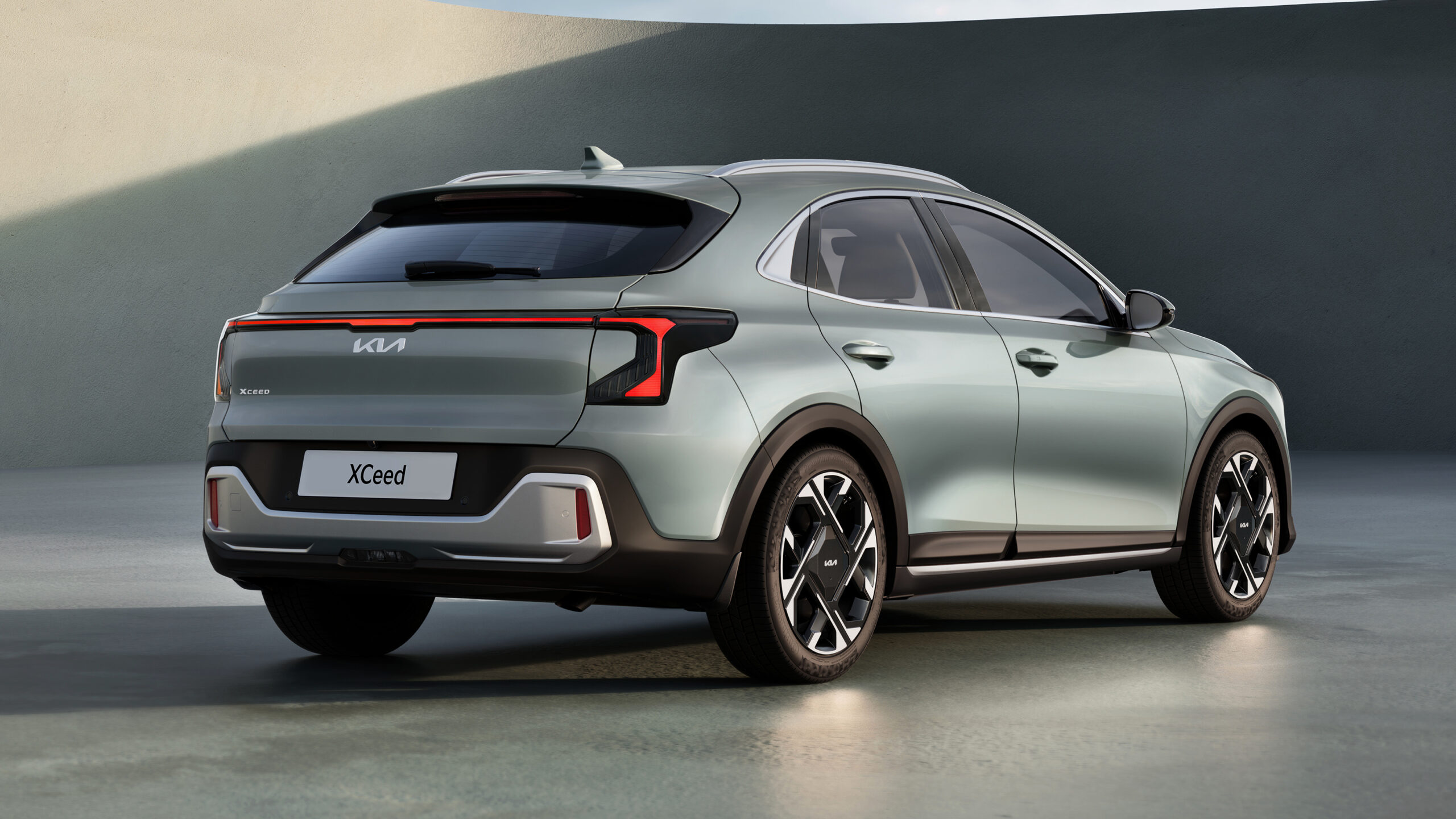 Фейслифтинг Kia XCeed - задняя часть.