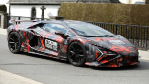 Lamborghini Revuelto SV - спереди под углом.