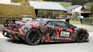 Lamborghini Revuelto SV - задняя часть под углом.