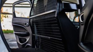 Leapmotor T03 LCV - разделитель грузового отсека.
