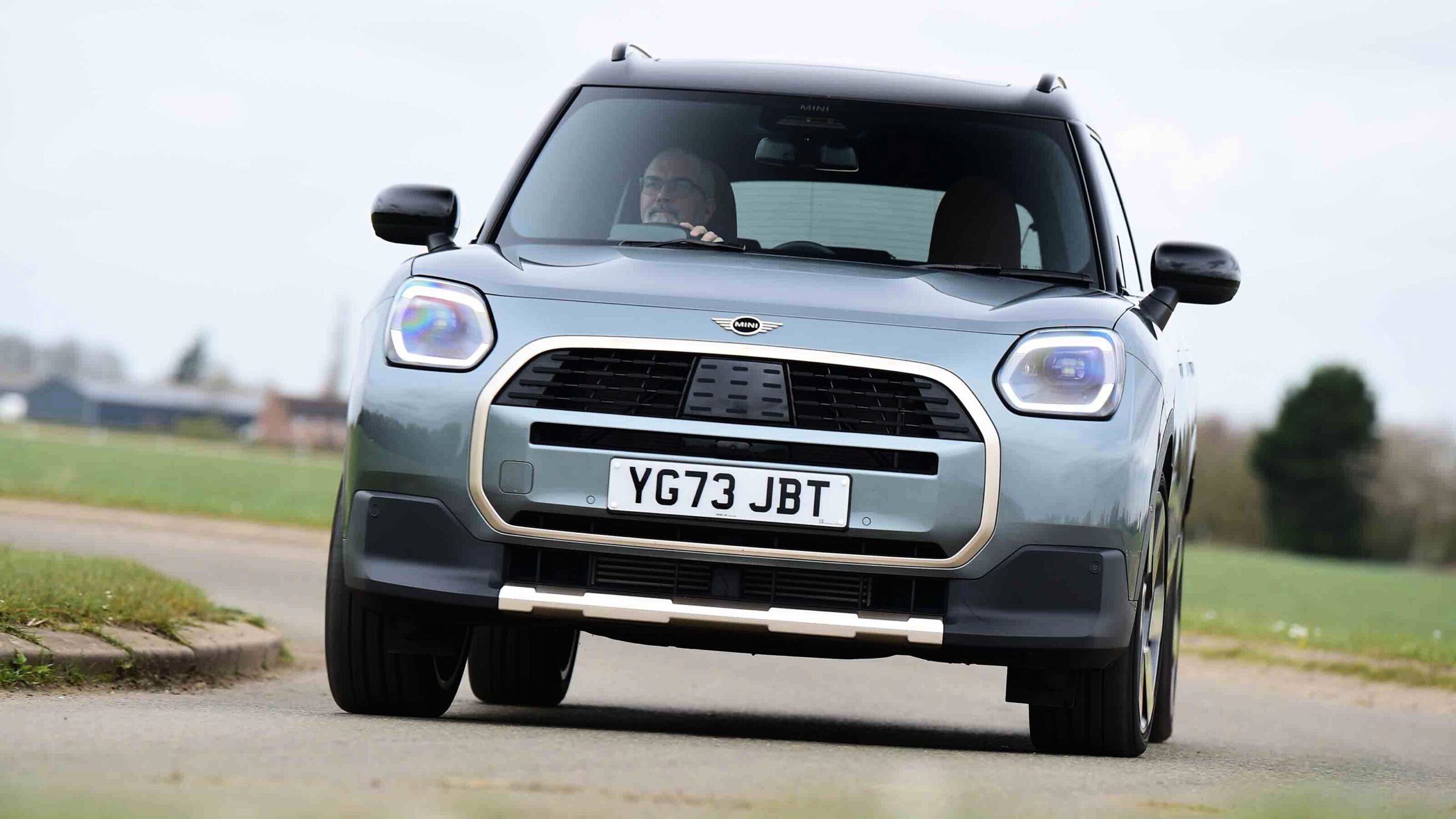 MINI Countryman - передний поворот в поворотах.