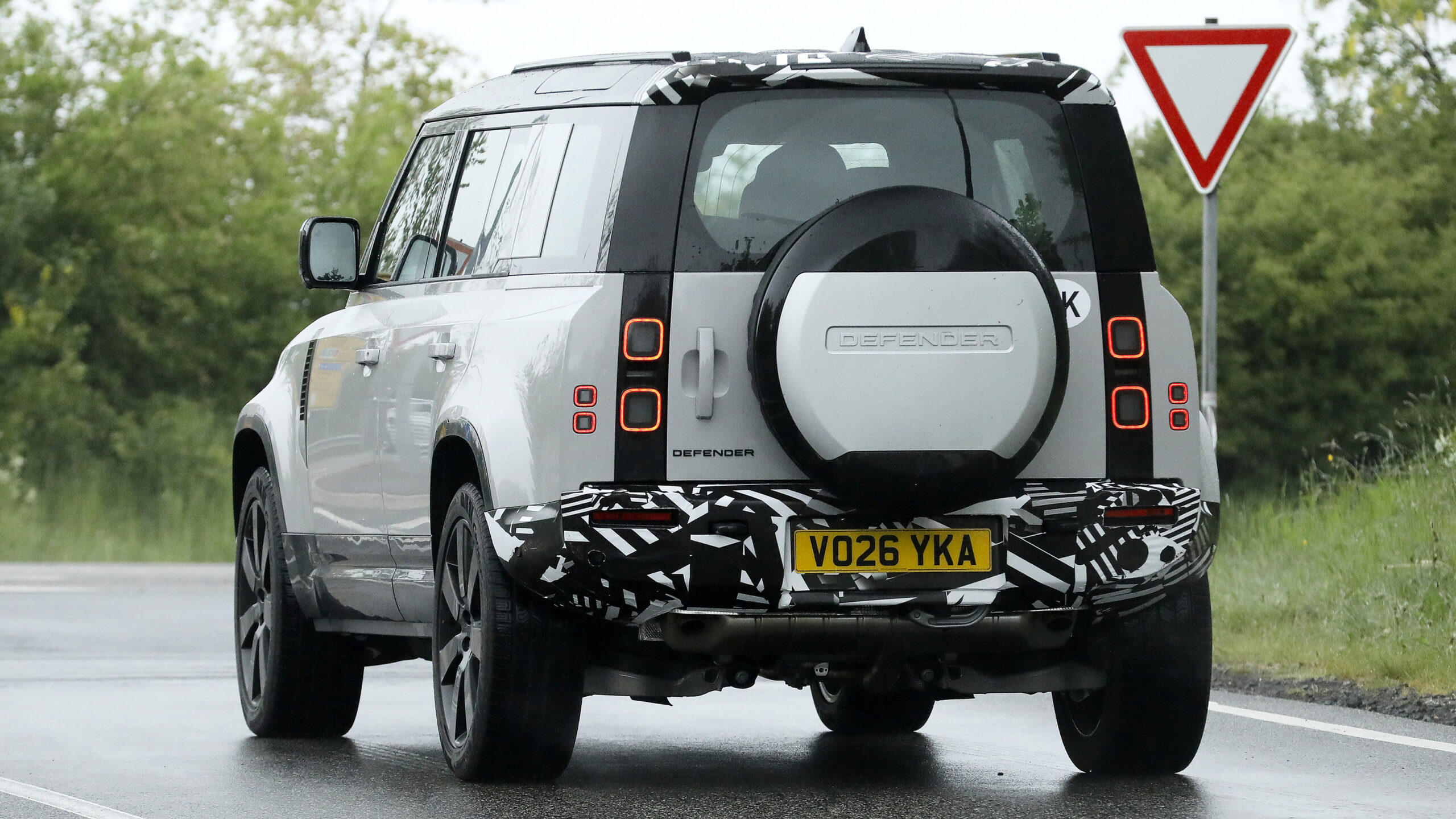 Land Rover Defender (в камуфляже) - задняя часть