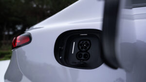 Mercedes C-Class Electric - порт зарядки для зарядки.