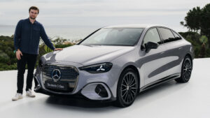 Alastair Crooks с Mercedes C-класса электрический электромобиль