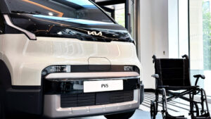 Новый Kia PV5 WAV - передняя часть с инвалидной коляской.