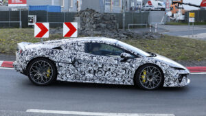 Новый Lamborghini Temerario Spyder проходит испытания на дорогах общего пользования - боковое отслеживание.