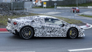 Тестирование нового Lamborghini Temerario Spyder на дорогах общего пользования - отслеживание задней четверти.