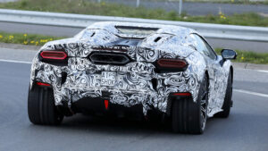 Новый Lamborghini Temerario Spyder проходит испытания на дорогах общего пользования - задняя часть.