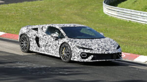 Новый Lamborghini Temerario Spyder проходит испытания на Нюрбургринге - передний трекинг.