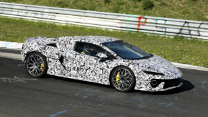 Тестирование нового Lamborghini Temerario Spyder на Нюрбургринге - боковой профиль.
