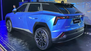 Omoda 4 - раскрыть заднюю часть.