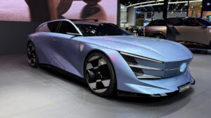 Peugeot Concept 6 - спереди под углом.