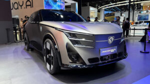 Peugeot Concept 8 - спереди под углом.