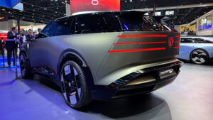 Peugeot Concept 8 - задняя часть под углом.