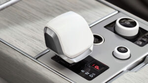Range Rover SV Ultra - коробка передач с трансмиссией.