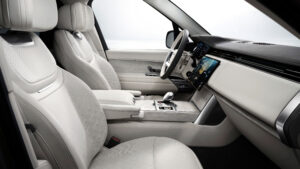 Range Rover SV Ultra - передние сиденья.