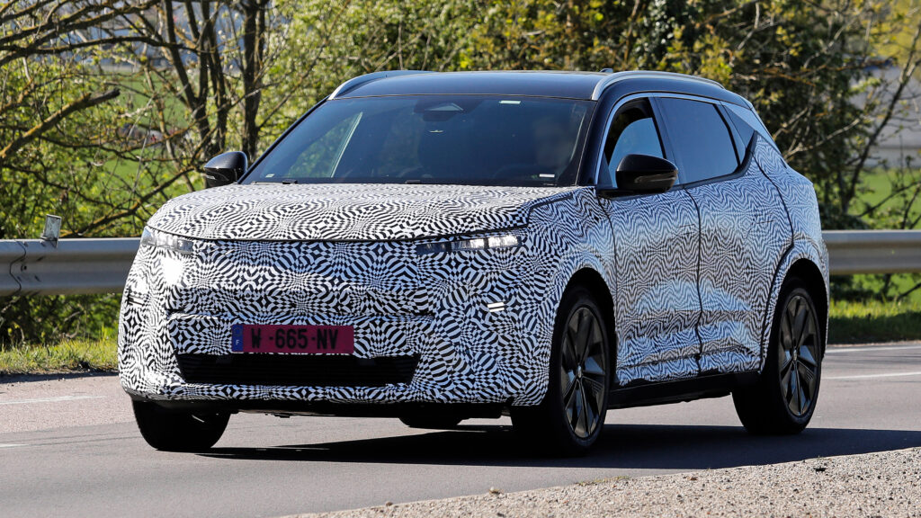 Renault Scenic готов к некоторым основным обновлениям, и мы поймали его на тестировании Renault Scenic facelift (camouflaged) - front