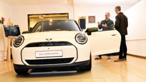 Ричард Инграм с Хольгером Хэмпфом рядом с MINI Cooper.