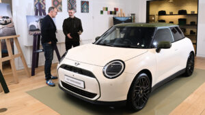 Ричард Инграм с руководителем отдела дизайна MINI Хольгером Хэмпфом рядом с MINI Cooper.