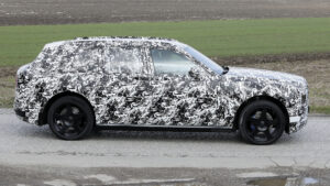 Электрический внедорожник Rolls-Royce (камуфлированный) - сбоку.