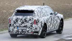 Электрический внедорожник Rolls-Royce (камуфлированный) - задний 3/4