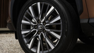 Toyota Yaris Cross подтяжка лица - колесо колеса.