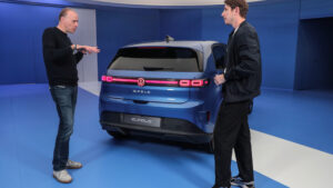 Фил Макнамара (Phil McNamara) с Volkswagen ID Поло Поло (Polo Polo) в руках