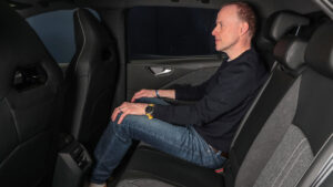 Фил Макнамара сидел на заднем сиденье Volkswagen ID.3 Neo.