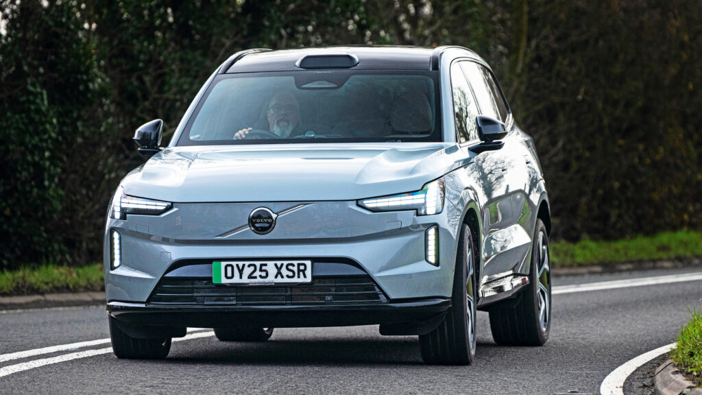 Volvo EX90 - front cornering