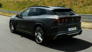 Mercedes-AMG GT SUV — вид сзади в движении
