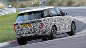Новый 2027 Range Rover — вид сзади 3/4