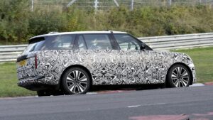 Новый 2027 Range Rover — вид сзади под углом