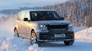 Обновленный Range Rover 2027 — вид спереди в движении