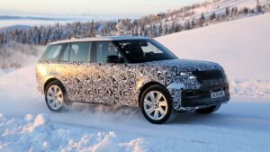 Обновленный Range Rover 2027 — вид спереди 3/4