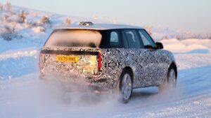 Обновленный Range Rover 2027 — вид сзади