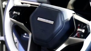 Omoda X — органы управления на рулевом колесе