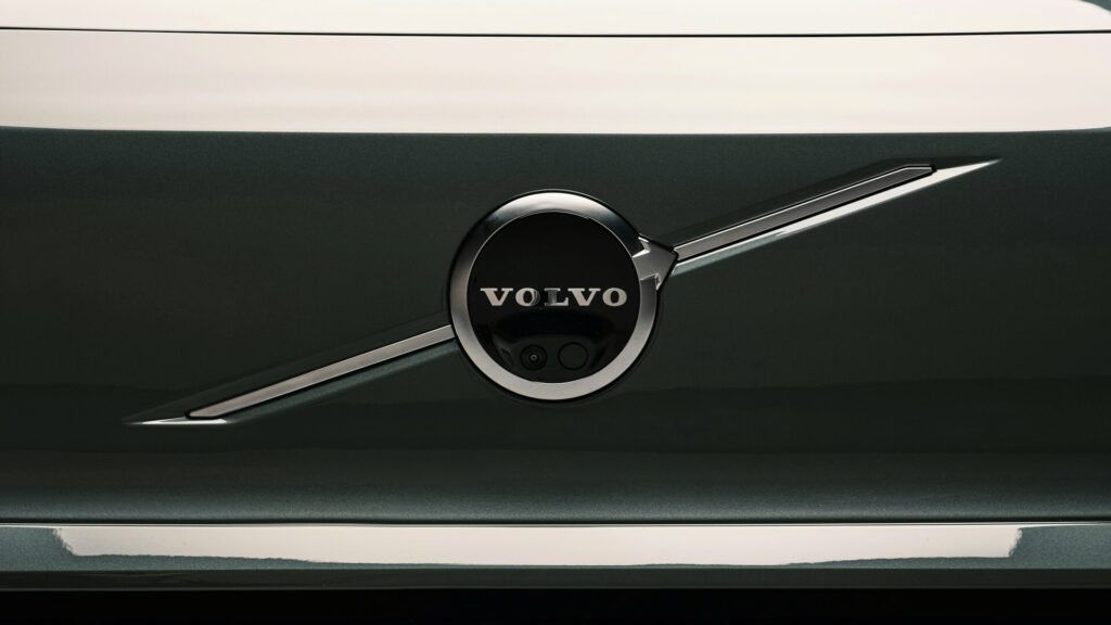 Новый Volvo EX50: технологии EX60 и более доступная цена с 2027 года Эмблема Volvo EX60