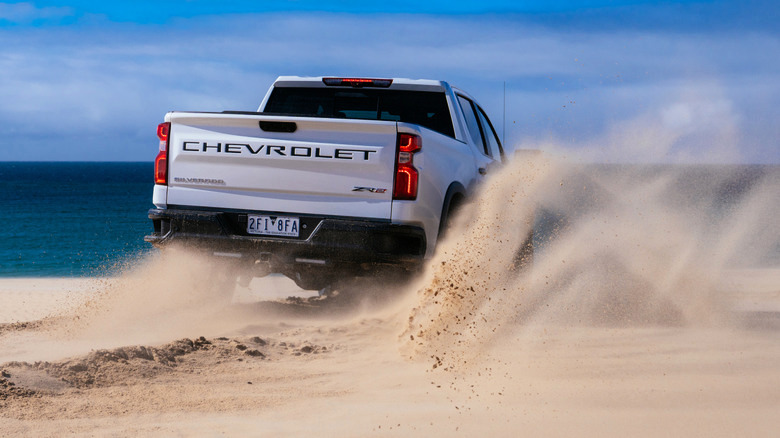 Chevrolet Silverado ZR2 на пляже