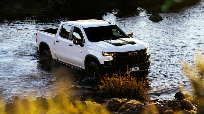Chevrolet Silverado ZR2 на преодолении брода