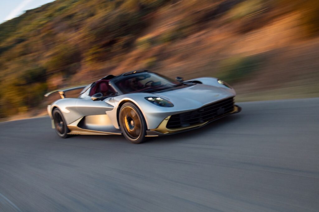 Серебристый Aston Martin Valhalla Spider без крыши на горной дороге