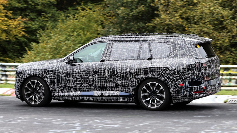 Шпионское фото прототипа BMW iX7 на Нюрбургринге