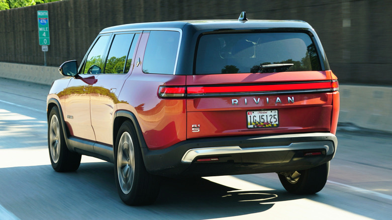 Rivian R1S едет по шоссе