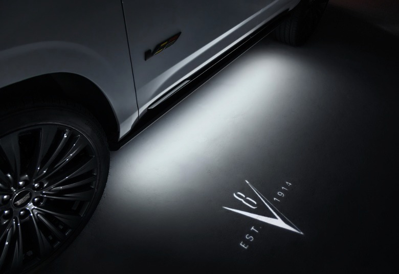 Уникальные проекции Cadillac V8 на пороги.