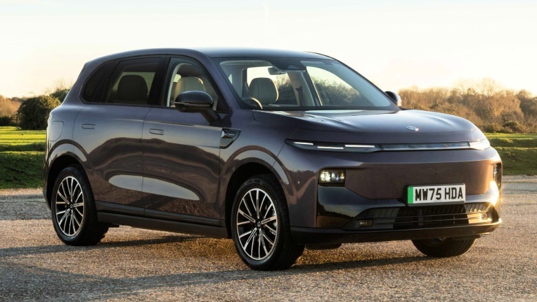 Leapmotor B10 SUV вид спереди в три четверти