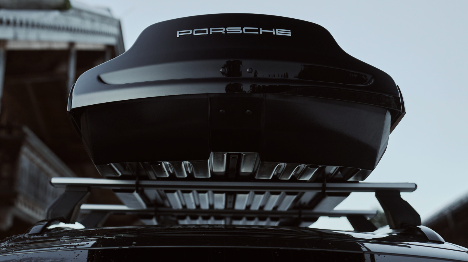 Система крепления на крышу Porsche с багажным боксом.