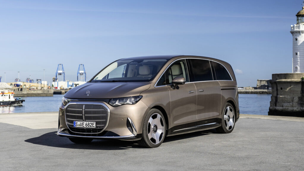 Ребенок разбил концепт-кар Mercedes-Benz VLE на автосалоне в Париже