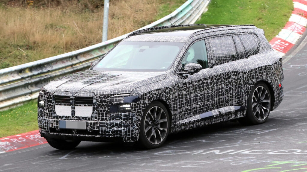 BMW iX7 замечен на испытаниях: три ряда электрической роскоши, а следом за ним — более мощный X7 M60