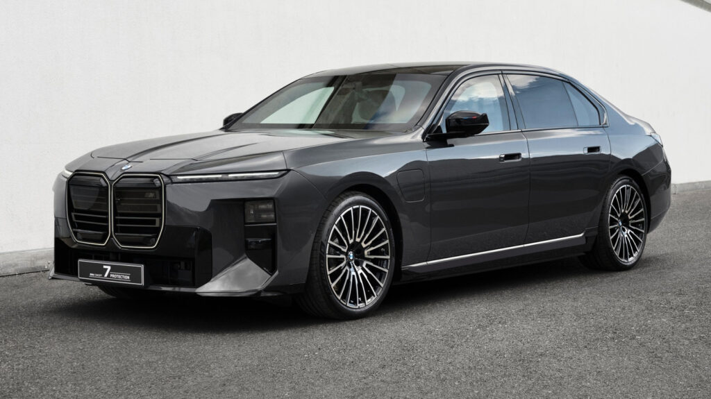 Новый бронированный BMW 7 Series защищен от огнестрельного оружия, но не от гранат