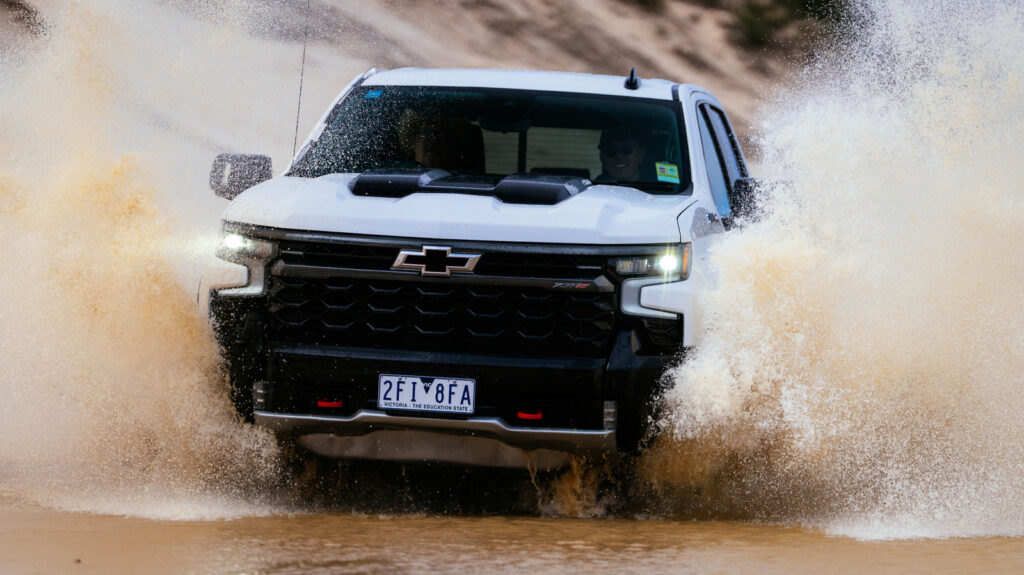 Прыжки по дюнам и испытание Chevy Silverado ZR2 на пределе возможностей | Обзор